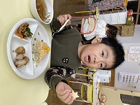星形のチーズを見せる子ども