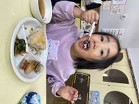 大きな口を開けて食べる子ども