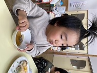 すまし汁を飲む子ども