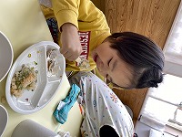 お寿司を食べる子ども
