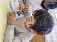 ゼリーを食べる子ども