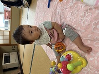 玩具で遊ぶ赤ちゃん
