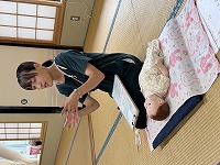 ベビーマッサージについて説明する講師の先生