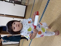 玩具で遊ぶ赤ちゃん