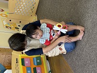 おばあさんと一緒に遊んでいる子ども