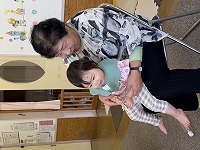 おばあさんと一緒に遊んでいる子ども