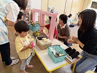 おばあさんと一緒に遊んでいる子ども