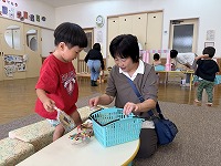 おばあさんと一緒に遊んでいる子ども