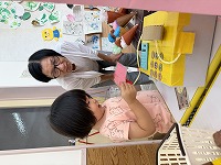 おばあさんと一緒に遊んでいる子ども