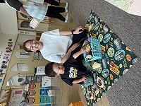 おかあさんと一緒に遊んでいる子ども