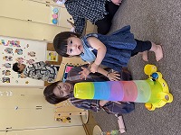 おばあさんと一緒に遊んでいる子ども
