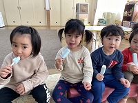 アイスを食べる子どもたち