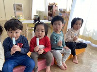 アイスを食べる子どもたち