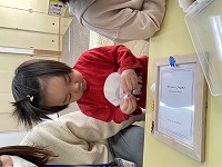 製作する子ども