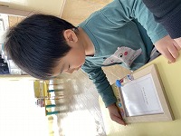 製作する子ども