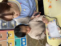 製作する子どもと先生