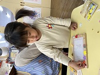 製作する子ども