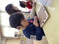 製作する子ども