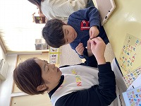 製作する子どもと先生