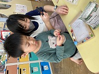 製作する子どもと先生