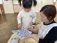 製作する子どもと先生