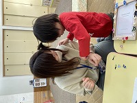 製作する子どもと先生