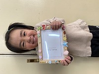 フォトフレームを持つ子ども