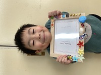 フォトフレームを持つ子ども