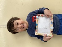 フォトフレームを持つ子ども
