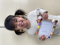 フォトフレームを持つ子ども
