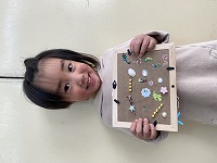 フォトフレームを持つ子ども