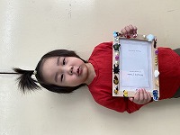 フォトフレームを持つ子ども