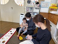 親子で遊んでいる男の子