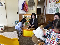 祖母と楽しそうに遊んでいる女の子