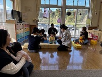 親子で楽しく遊んでいる子ども達