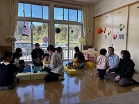 親子で楽しく遊んでいる子ども達