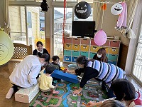 親子で楽しく遊んでいる子ども達