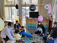 親子で楽しく遊んでいる子ども達