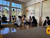 親子で楽しく遊んでいる子ども達