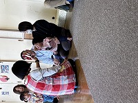 名前を聞かれお返事をしている子ども