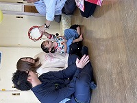 名前を聞かれお返事をしている子ども