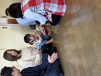 名前を聞かれお返事をしている子ども