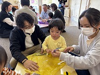 親子でハロウィンのマント作りを楽しんでいる男の子