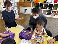 親子でハロウィンのマント作りを楽しんでいる男の子