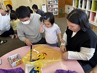 親子でハロウィンのマント作りを楽しんでいる女の子