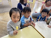 アイスを食べている