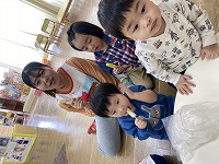 アイスを食べている