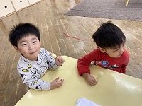 アイスを食べている