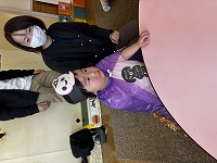 できたハロウィンのマントを身に付けてうれしそうにしている女の子