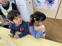 アイスを食べている